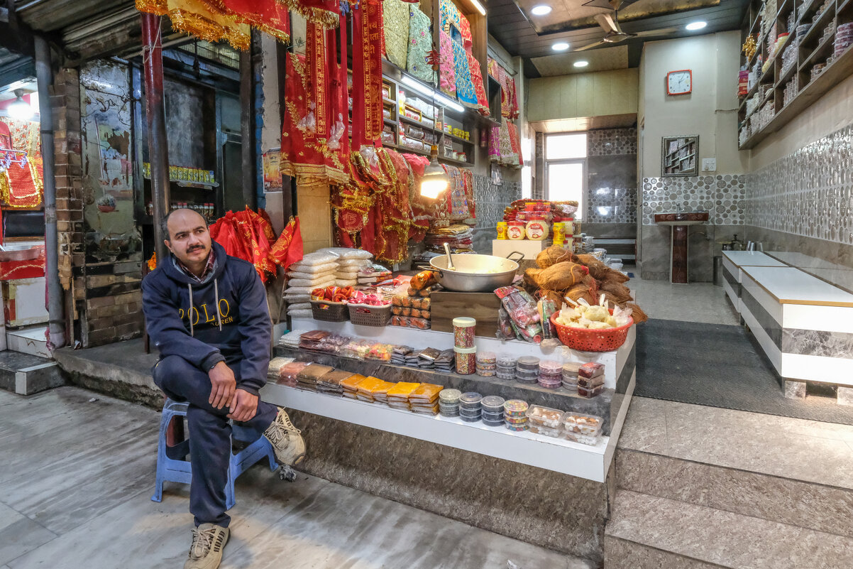 В этом магазинчике оставил свои обуви - Георгий А