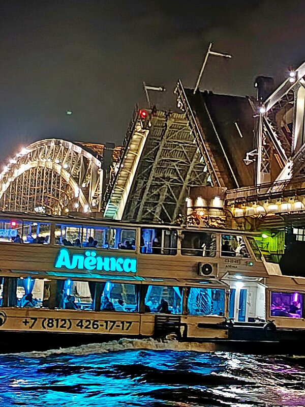 В честь таких кораблей и разводят мосты! - Vladimir Semenchukov В честь таких кораблей и разводят мосты! - Vladimir Semenchukov