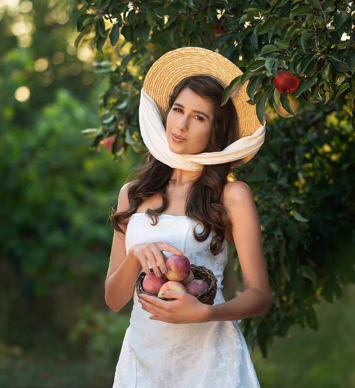 Мария в яблочном саду - Viktoria Anufrieva