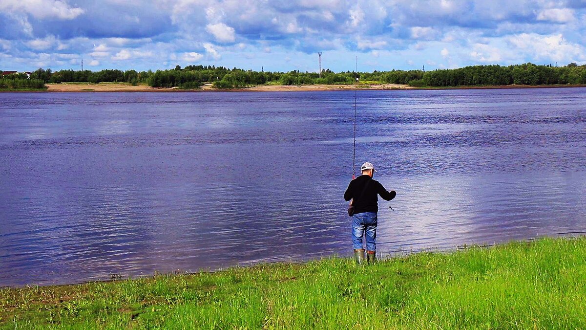 Июль...Рыбак и свет на воде! - Владимир 