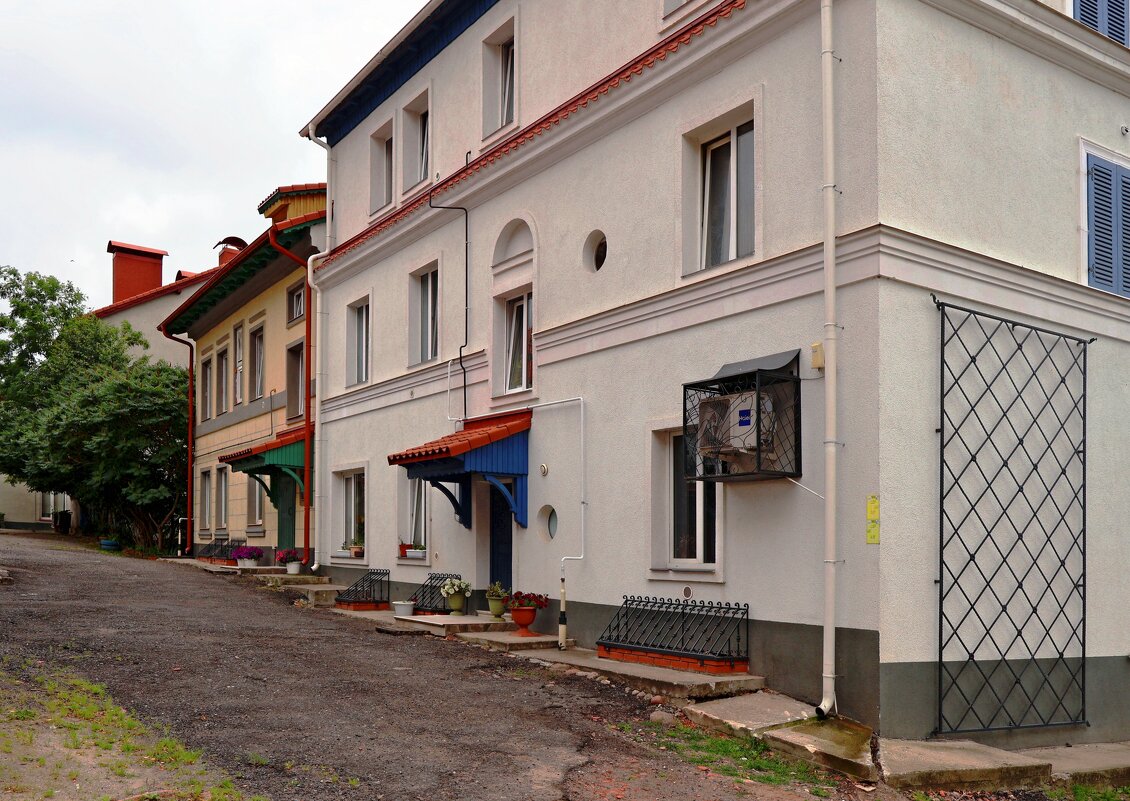 Дом на спуске - Сергей Карачин Дом на спуске - Сергей Карачин