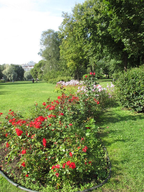 В Юсуповском саду. Еще август - Маера Урусова