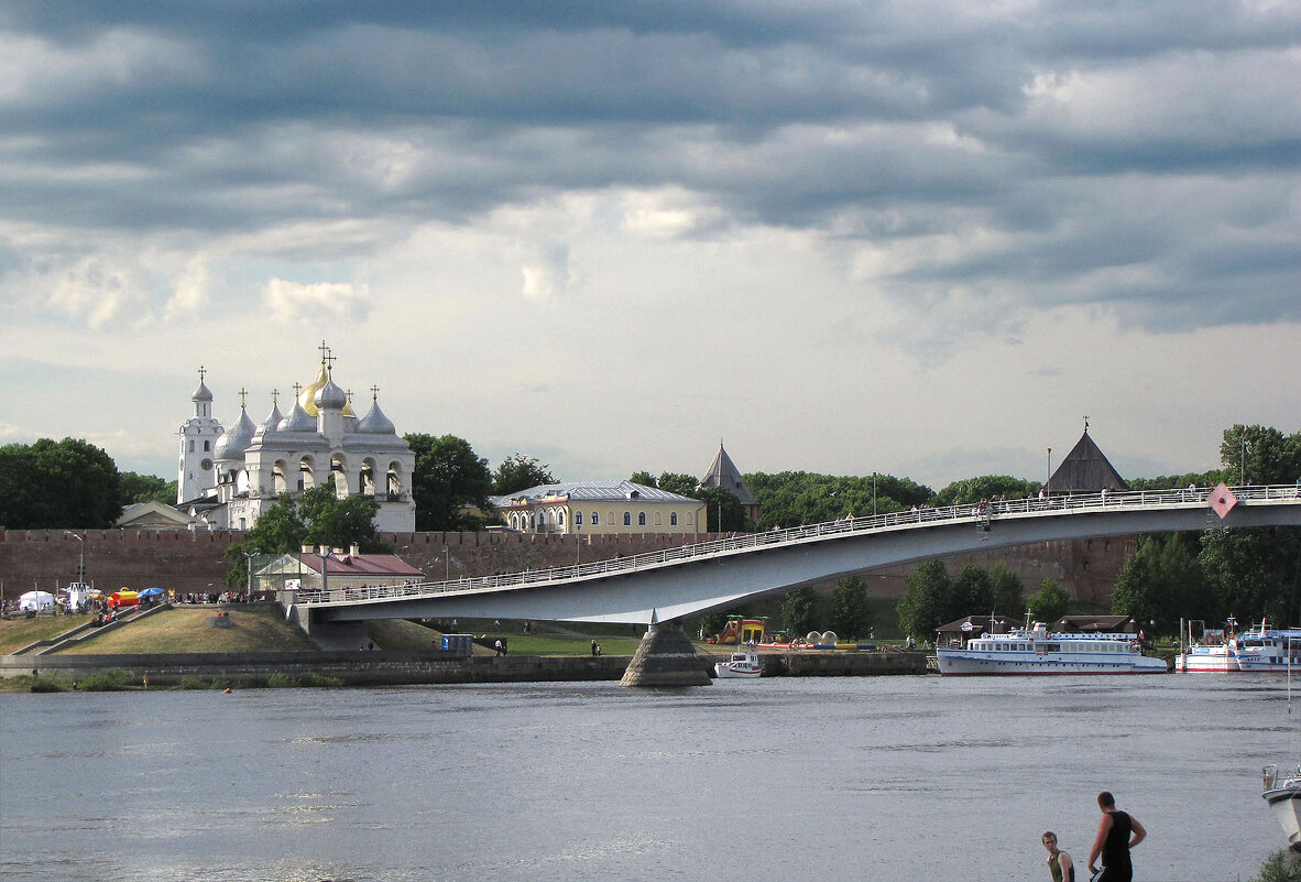 Вид на Новгородский кремль и Пешеходный мост - Александр Ильчевский 