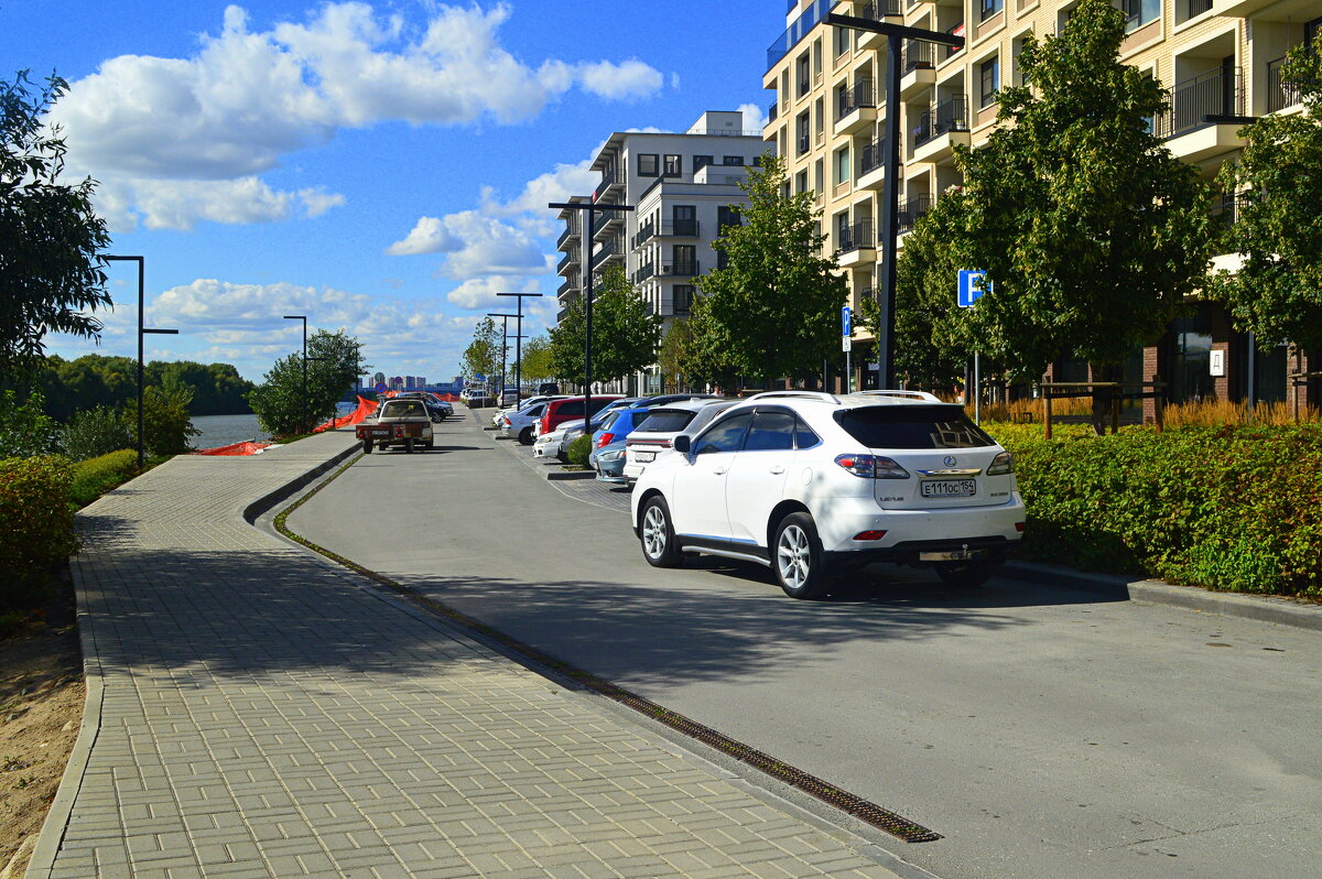 Город в городе - у набережной с видом на Бугринский мост - Татьяна Лютаева