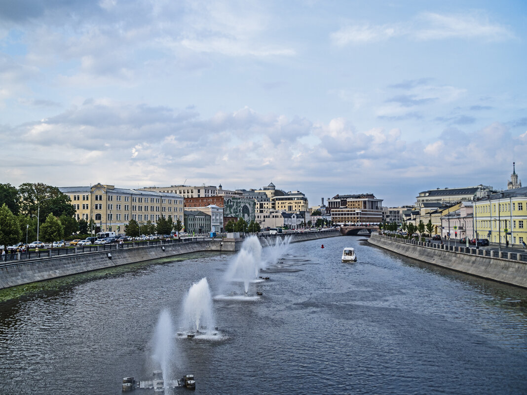 Водоотводной канал. Вид с Лужкова моста. - Сергей Фомичев