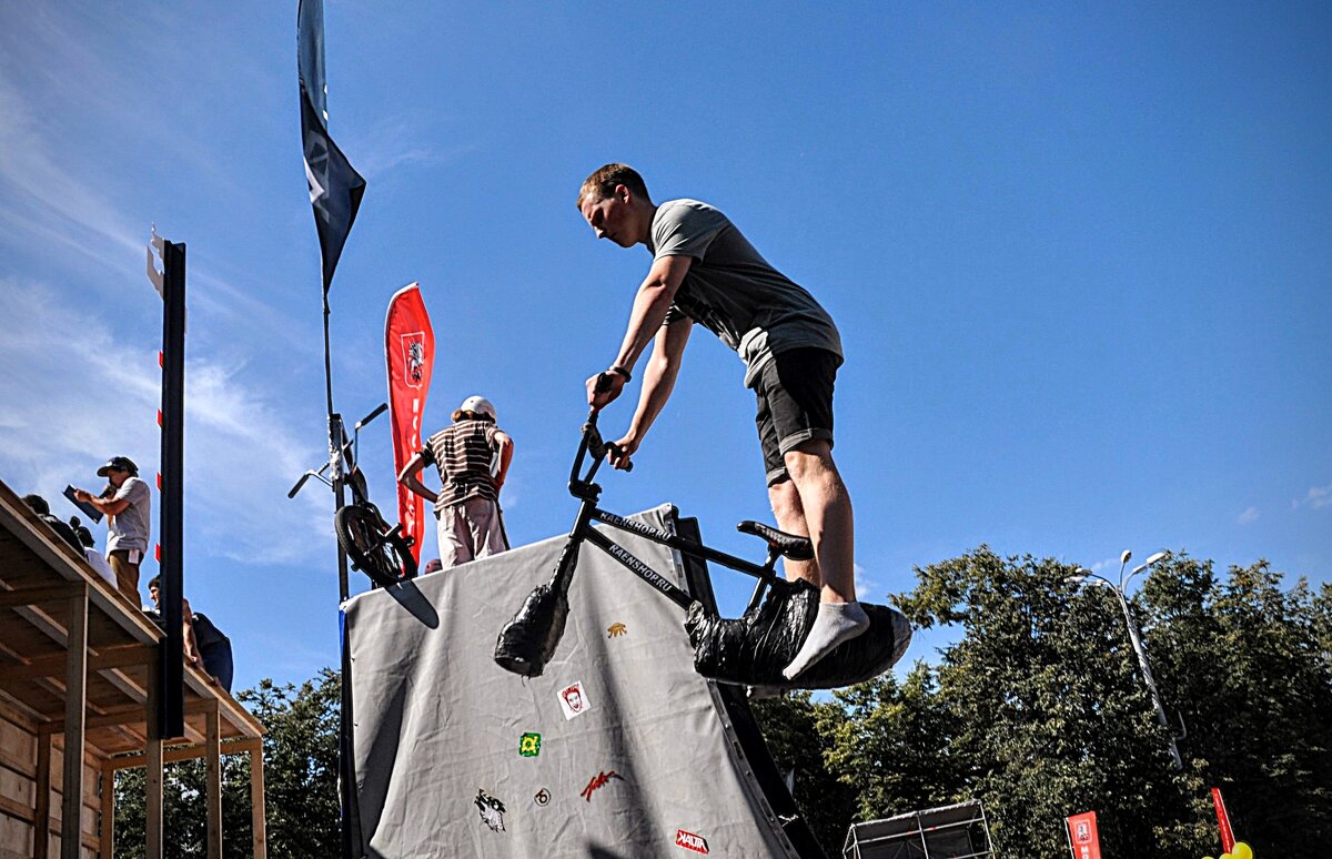 Нет колёс - не беда ! Прыгнем хоть так ! ,,,) - Анатолий Колосов