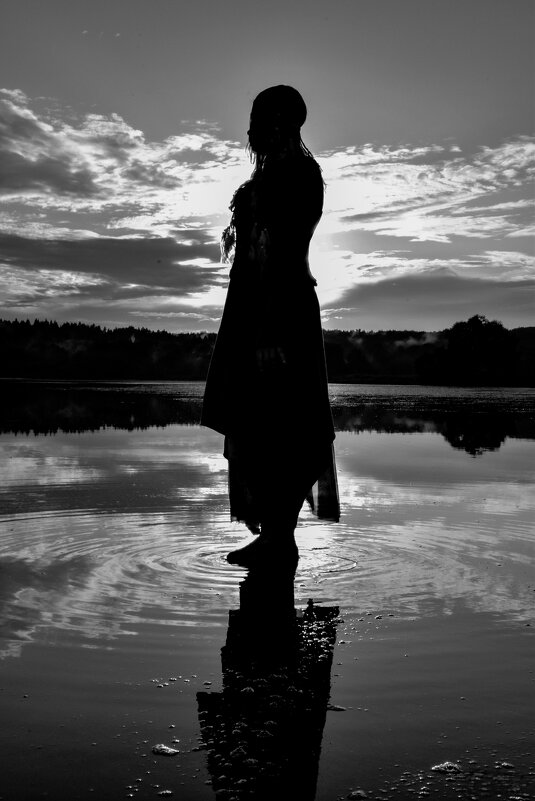 Девушка стоящая над водой - Мария Яковлева