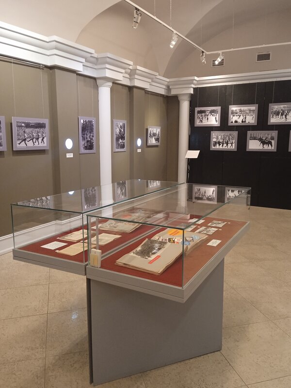 Музейный интерьер ретро- фотовыставки в Конюшенном корпусе на Елагин острове.( Питер). - Светлана Калмыкова Калмыкова