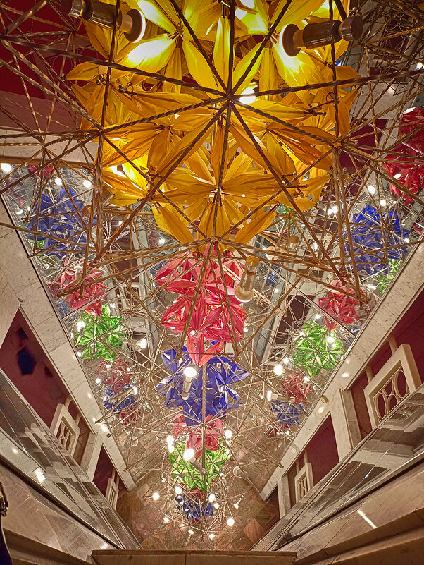 Светящаяся колонна вТЮТе . СПб. - Лилия *