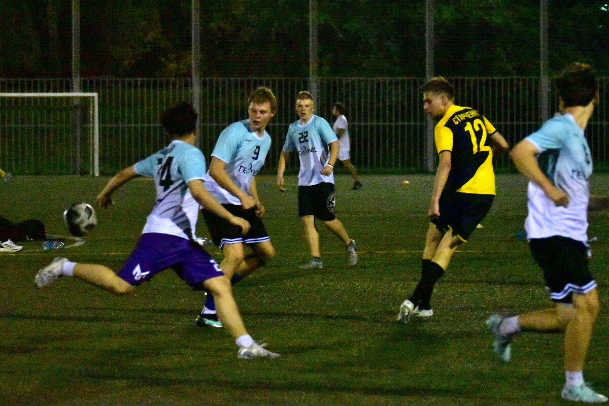 Ночью люди играют в футбол. - Наталья Вязигина