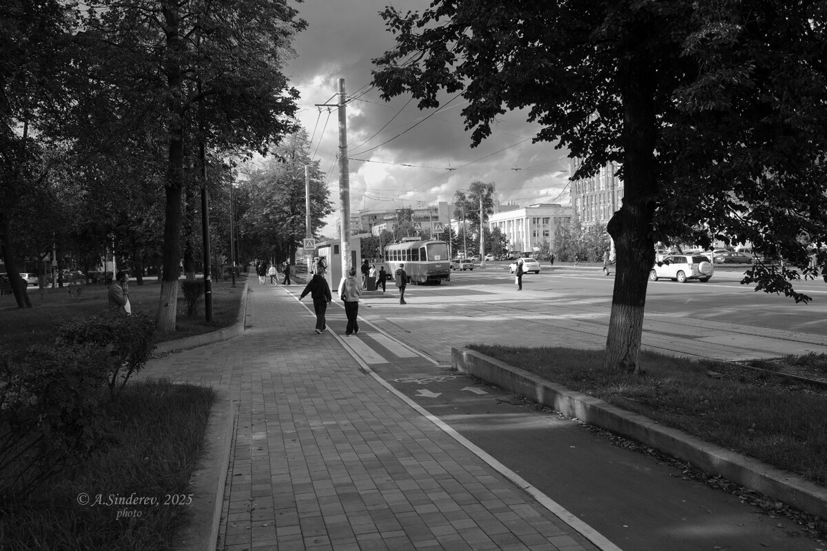 На остановке - Александр Синдерёв