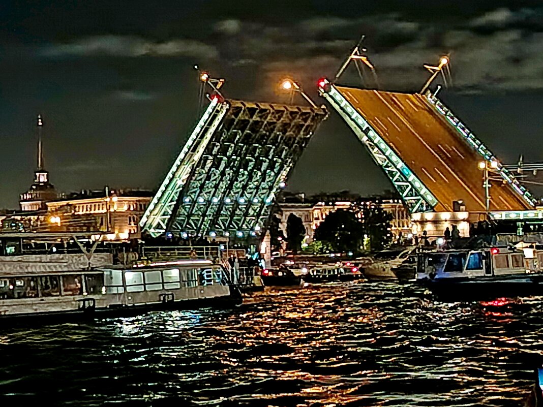 У разведенного моста. - Vladimir Semenchukov