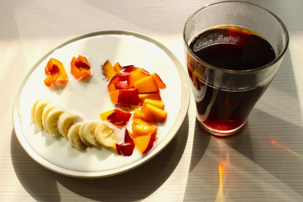 Натюрморт с бананом и персиками - Александр Чашин