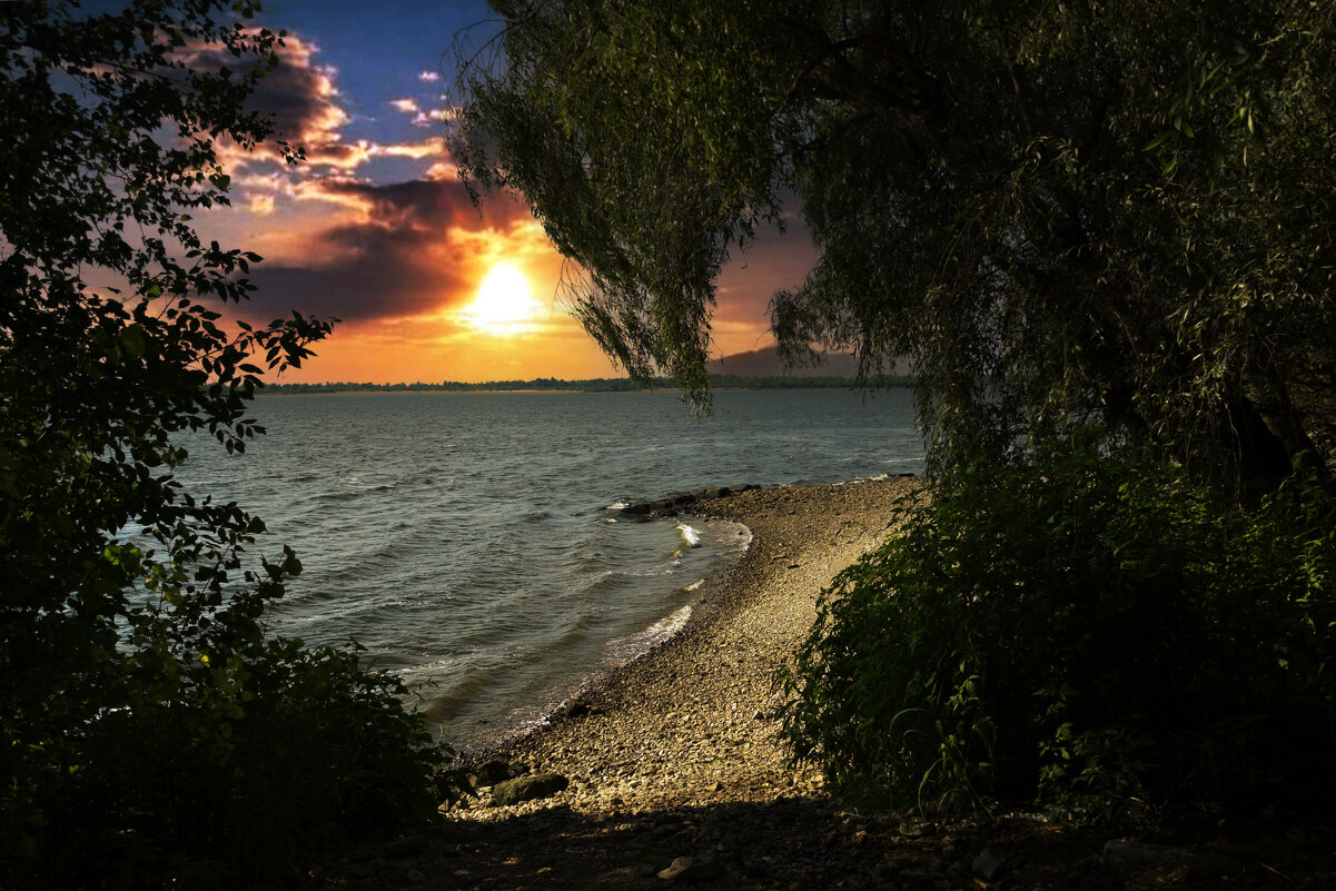 На Волге - Анатолий Уткин