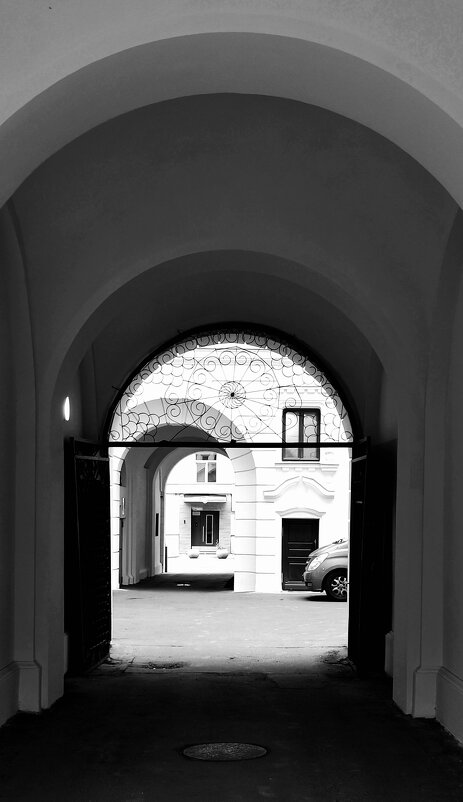 Арка дома. Черно-белая фотография. - Любимова Ольга 