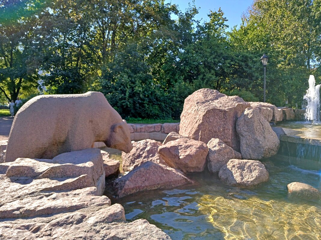 Изюминка фонтана, ну очень большая изюминка - каменный медведь :-) - Лия ☼ Изюминка фонтана, ну очень большая изюминка - каменный медведь :-) - Лия ☼