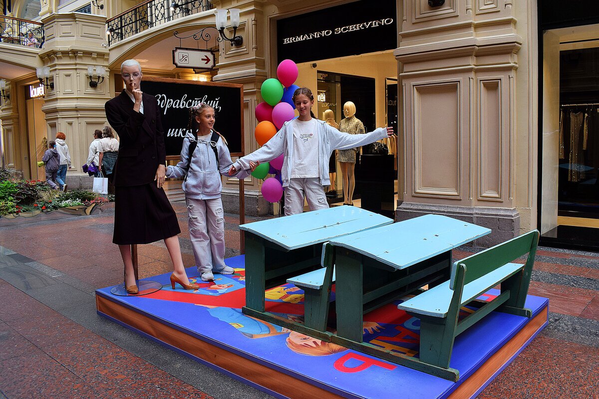 Выставка к Дню знаний в ГУМе. - Татьяна Помогалова Выставка к Дню знаний в ГУМе. - Татьяна Помогалова