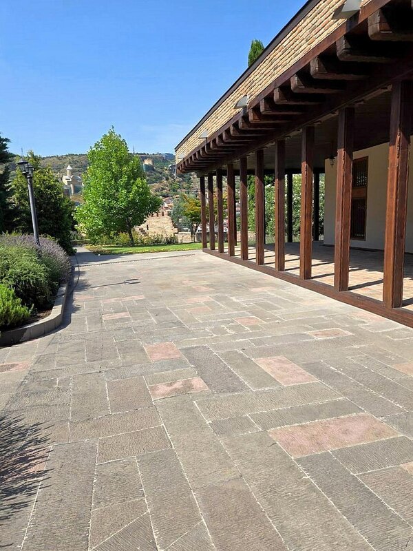 Грузия. Тбилиси.  У дворца царицы Дареджан - Ольга Довженко