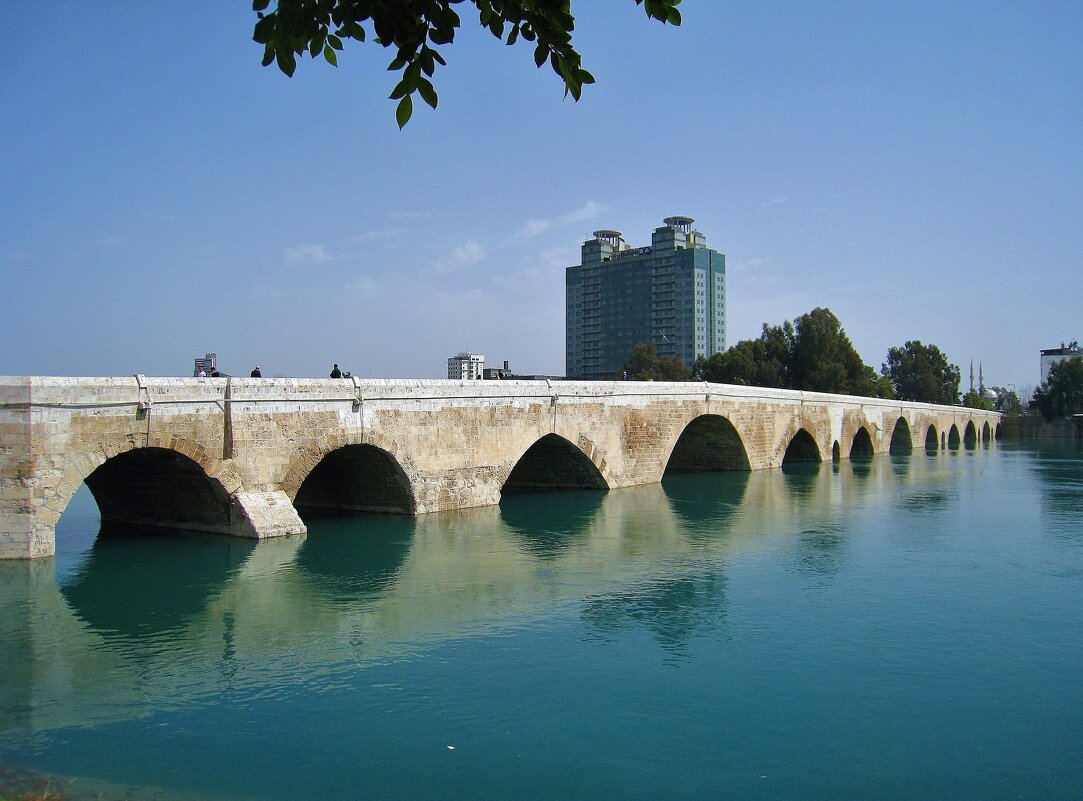 Ташкёпрю (Каменный мост) — древнеримский мост через реку Сейхан в турецком городе Адана. - unix (Илья Утропов)