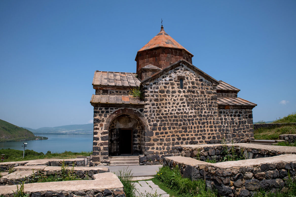 Монастырь Севанаванк на озере Севан в Армении. - Дина Евсеева