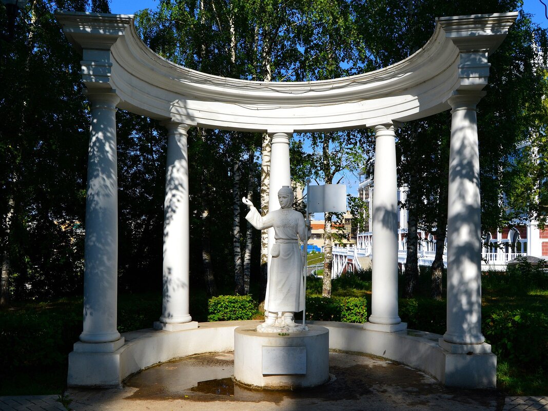 Чебоксары. Скульптура "Херкка" - Пётр Чернега Чебоксары. Скульптура "Херкка" - Пётр Чернега