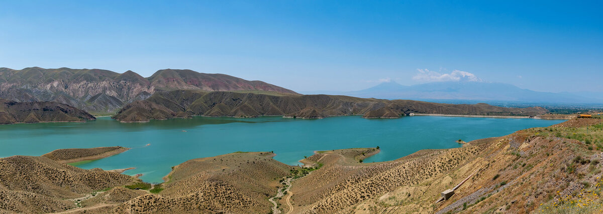 Панорама Азатского водохранилища в Армении с видом на Арарат. - Дина Евсеева