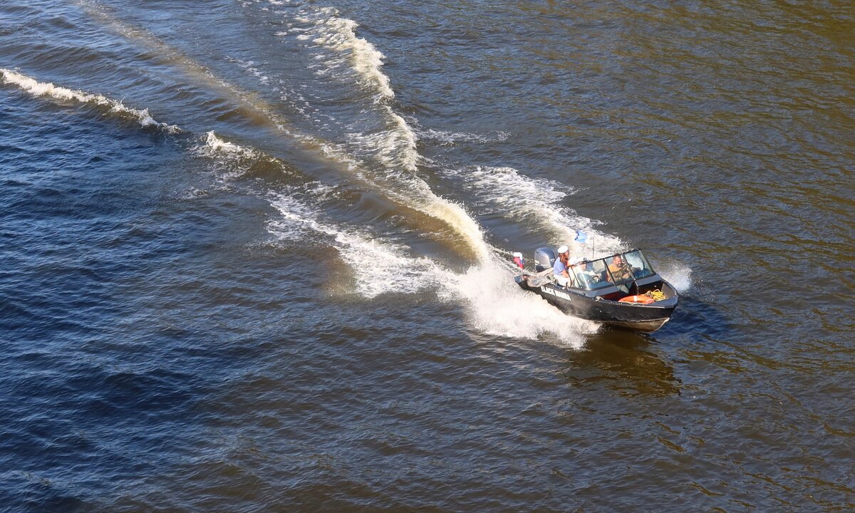 На катере - Дмитрий И_