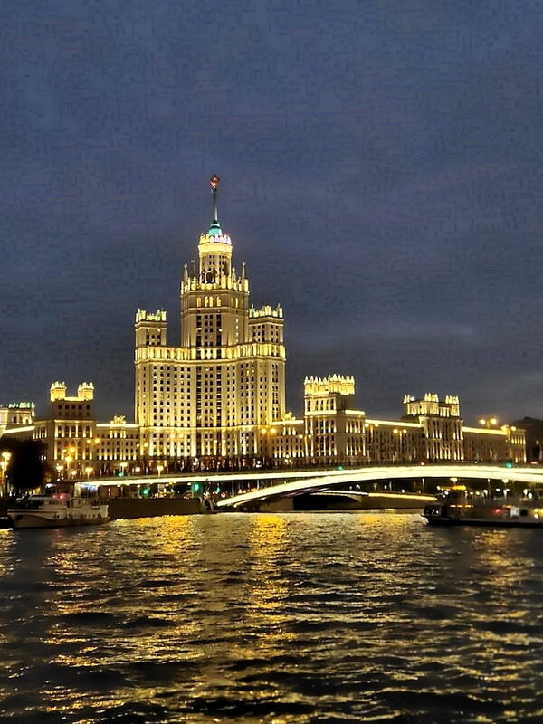 Жилой дом на Котельнической набережной в Москве. - Ольга Довженко