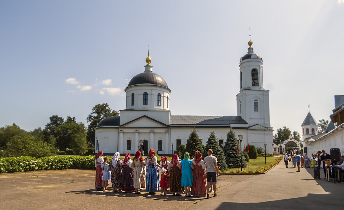Хороводы на фоне Церкви Троицы Живоначальной (Сергия Радонежского) - Сергей Цветков