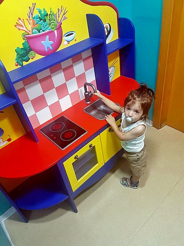 В   ДЕТСКОМ   САДУ - Анатолий Малобродский