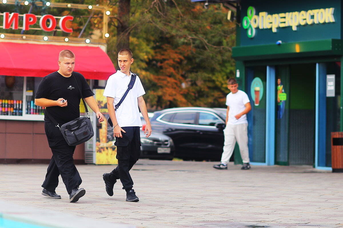 Спешат - Юрий Гайворонскiий