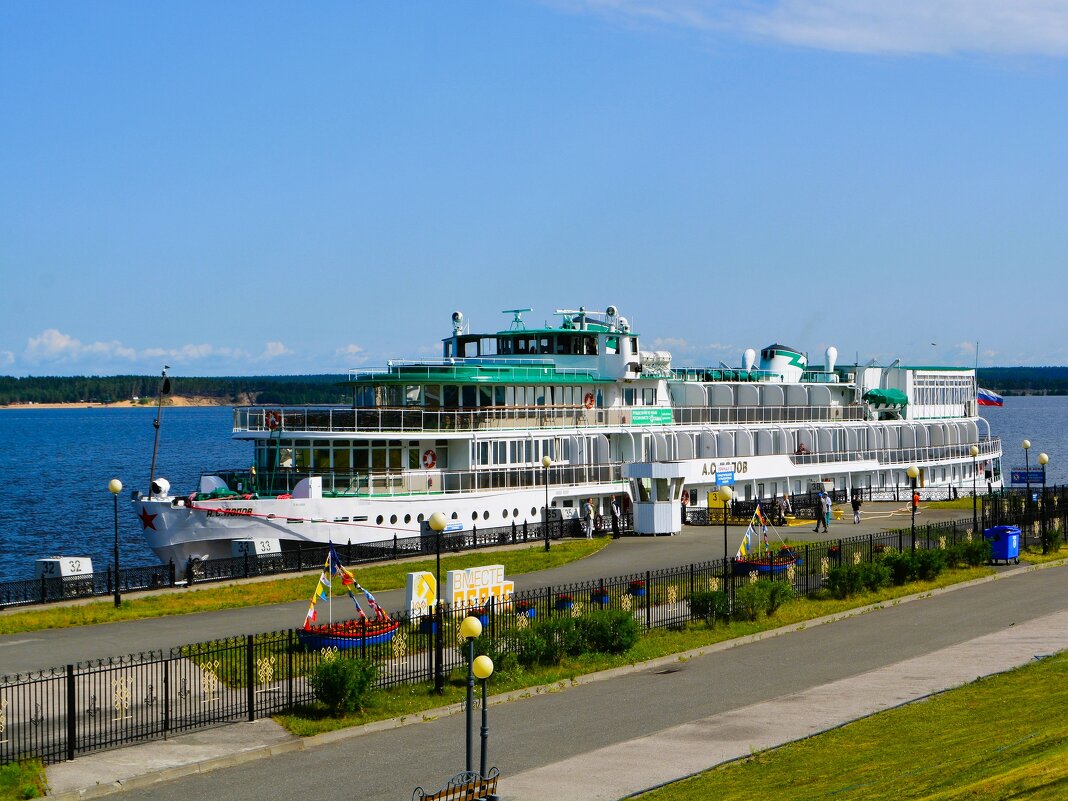 Чебоксары. Пассажирский теплоход "А.С. Попов" у причала речного вокзала. - Пётр Чернега Чебоксары. Пассажирский теплоход "А.С. Попов" у причала речного вокзала. - Пётр Чернега