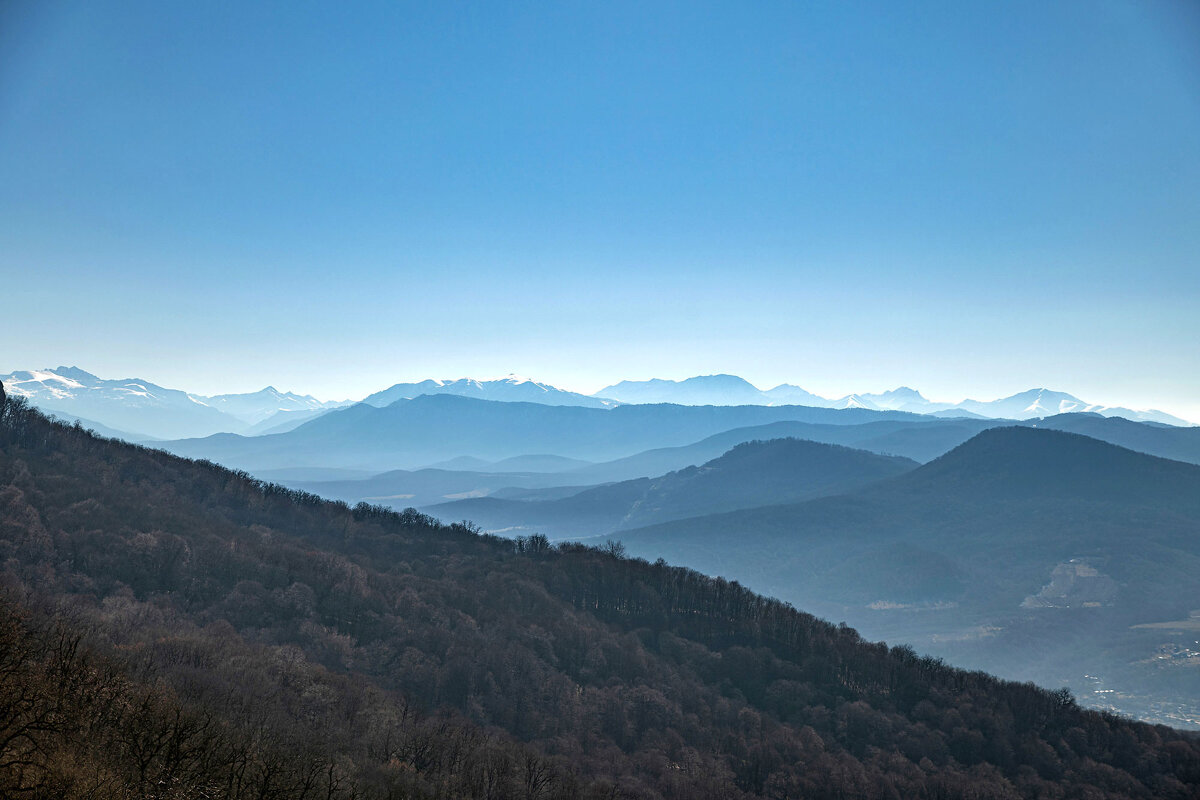 Вид с хребта Уна-Коз на горную часть Адыгеи. - Дина Евсеева