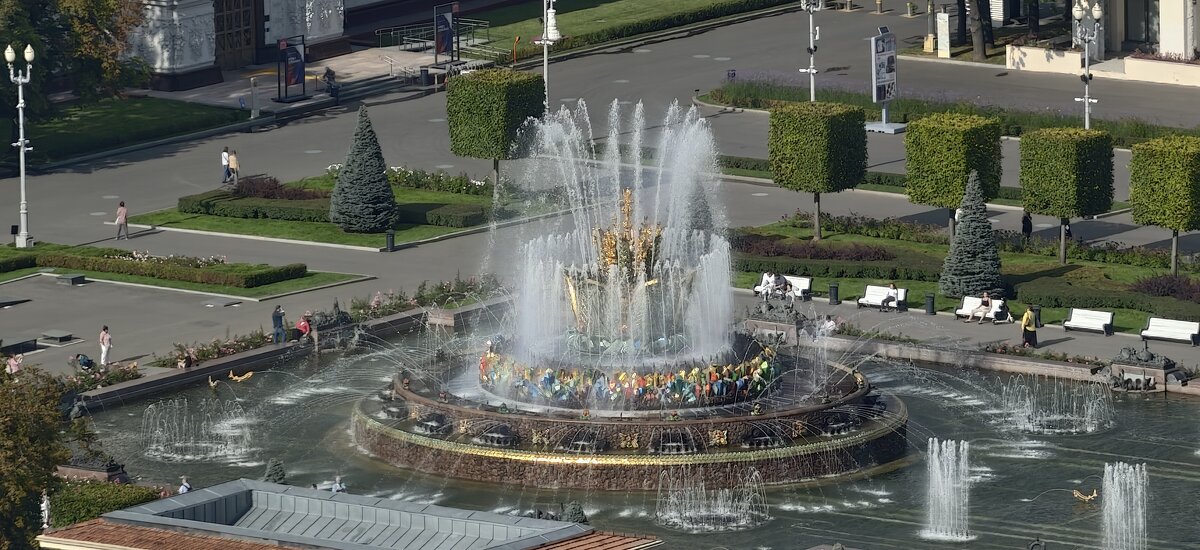 Фонтан Каменный цветок - <<< Наташа >>>