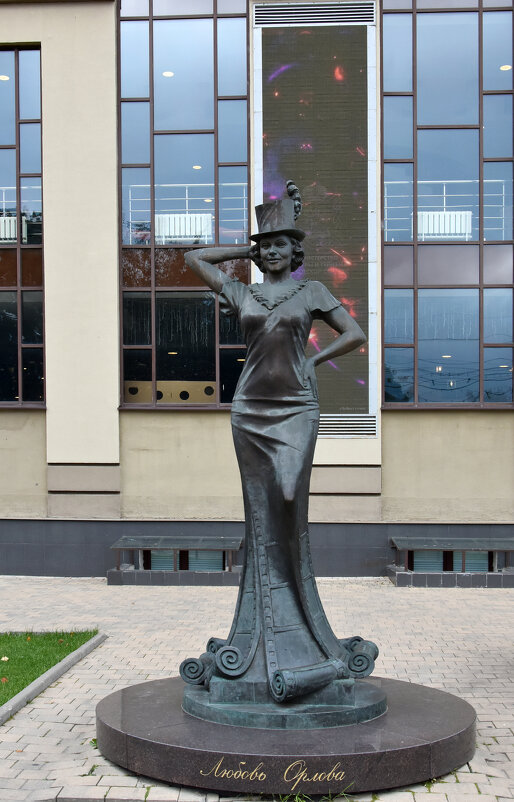 Московская область. Город Звенигород. Памятник Л. Орловой. - Наташа *****