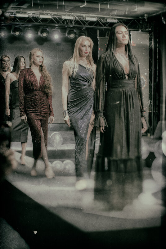 Вечерние платья на подиуме: искусство в движении - Джованни Луче Вечерние платья на подиуме: искусство в движении - Джованни Луче