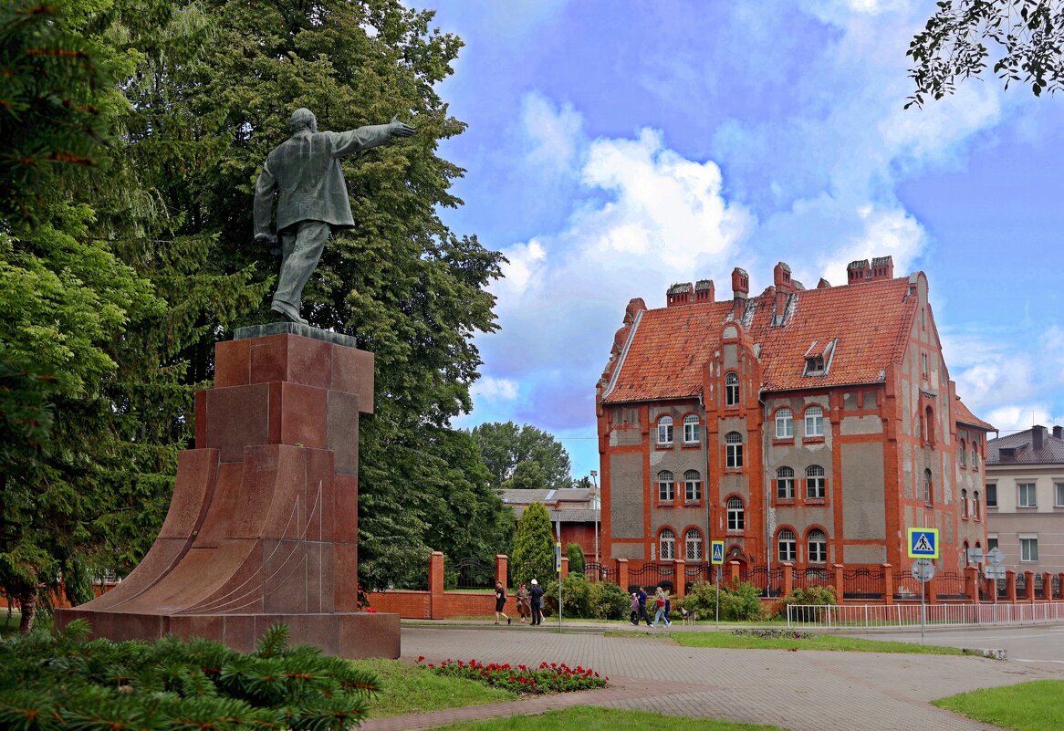 Ленин и прусские казармы - Сергей Карачин