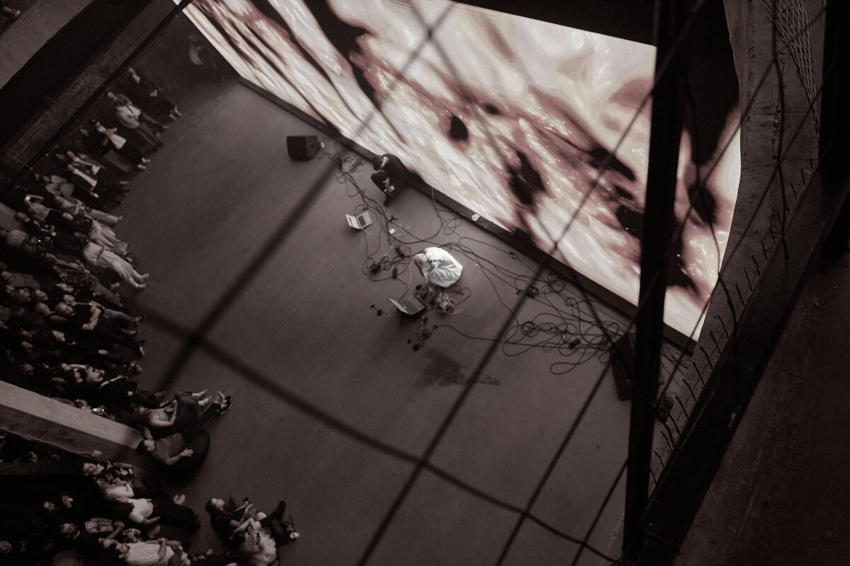 Илья Симфокет и Полина Зинзивер на открытии фестиваля Гамма в Цистерне 2025 - Дарья Сай-Скай 