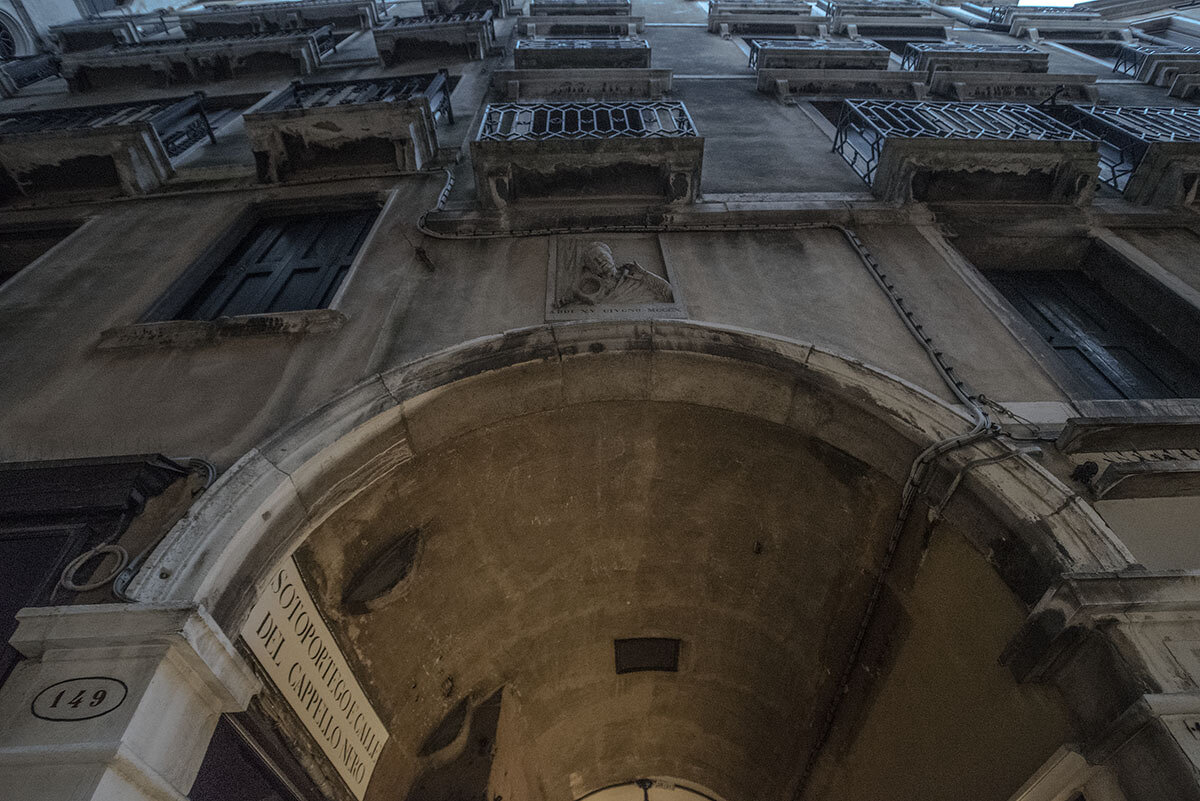 Venezia.La vecia del morter.Sotoportego e Calle del Capello Nero. (1310 год). - Игорь Олегович Кравченко