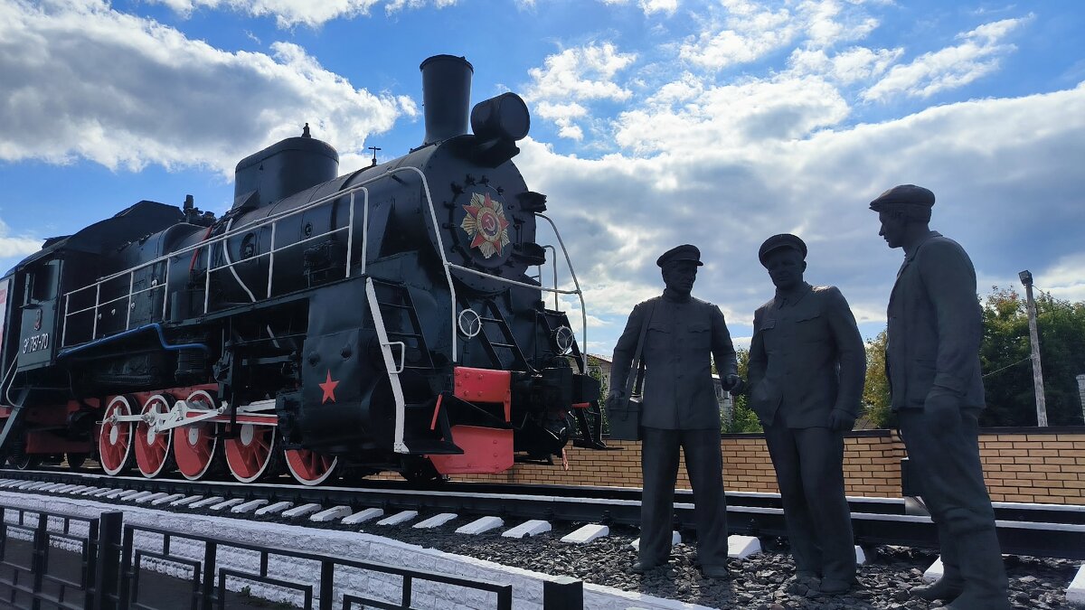 Брянск. Памятник железнодорожникам. - Ольга 