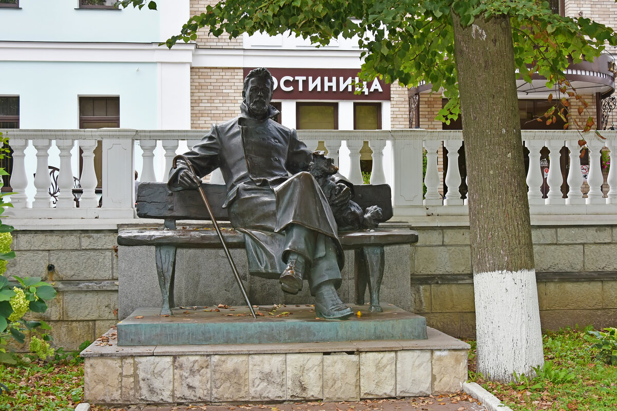 Московская область. Город Звенигород. Памятник А.П. Чехову. - Наташа ***** Московская область. Город Звенигород. Памятник А.П. Чехову. - Наташа *****