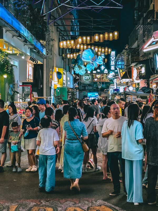 Вечером на торговой улице - Дмитрий 