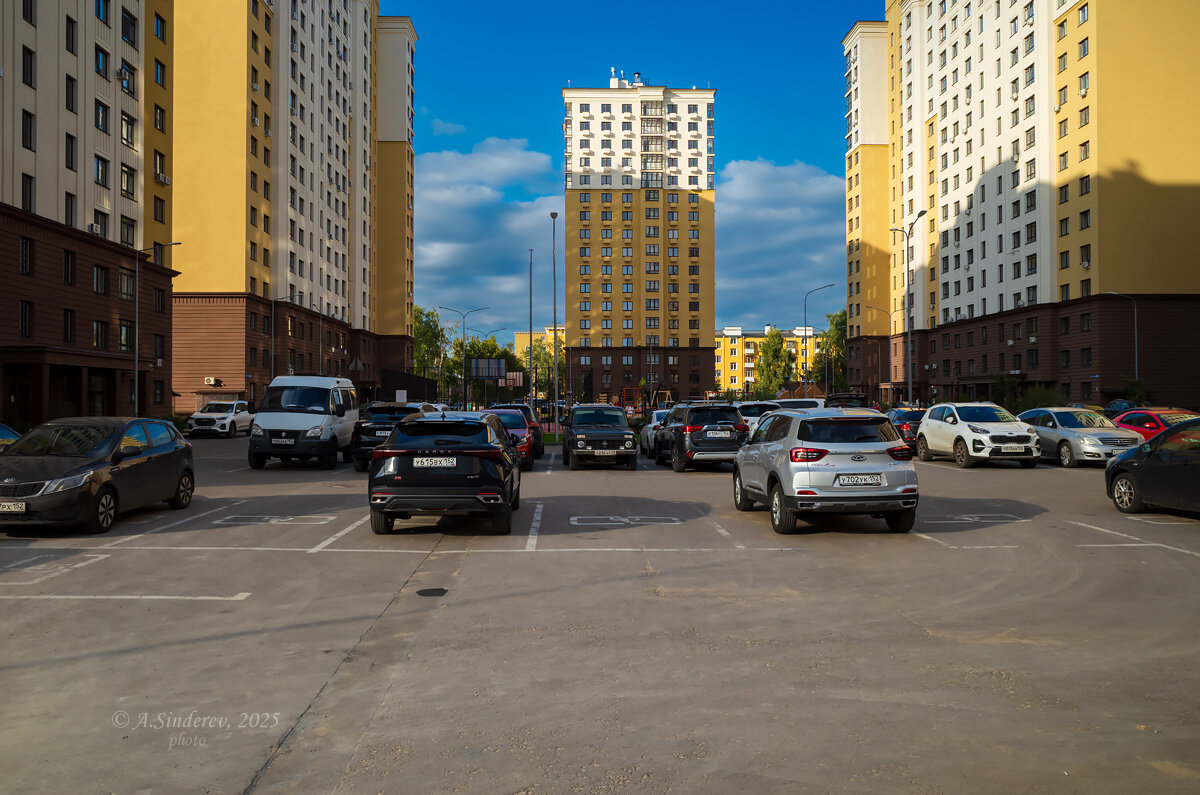 Во дворе высотных домов - Александр Синдерёв