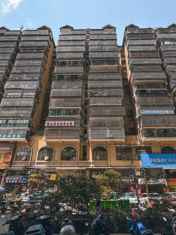 Зарешеченные окна - типичны пейзаж жилых кварталов в маленьких городах китайской провинции - Дмитрий Зарешеченные окна - типичны пейзаж жилых кварталов в маленьких городах китайской провинции - Дмитрий