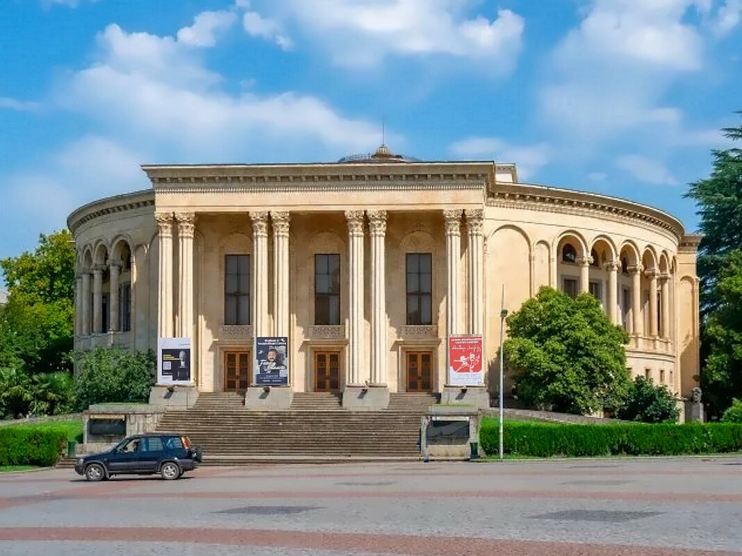 Грузия. Кутаиси.  Театр имени Ладо Месхишвили - Ольга Довженко
