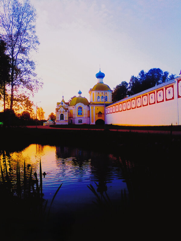 Осенний вечер возле монастыря - Сергей Кочнев