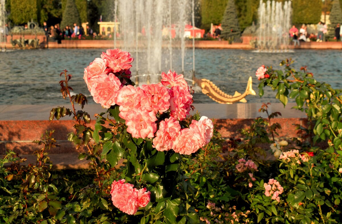 У фонтана "Каменный цветок" - Татьяна Помогалова