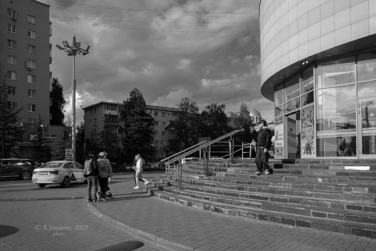 У торгового центра - Александр Синдерёв