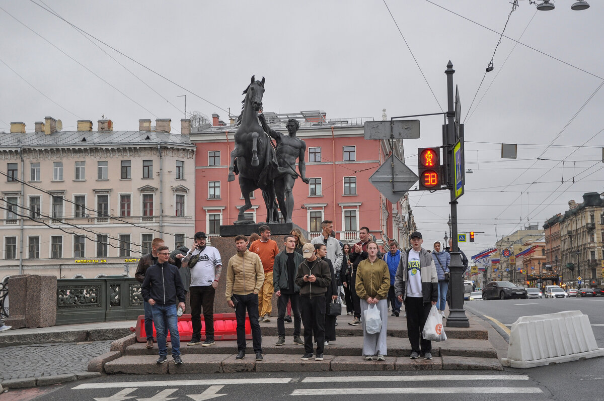 Аничков мост Санкт-Петербург (Победивший юноша уверенно ведет под уздцы подчинившегося коня.) - Татьяна Машошина