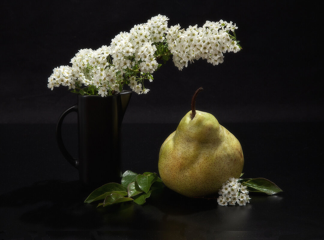 Натюрморт со спиреей и грушей. Второй вариант. - Лилия * Натюрморт со спиреей и грушей. Второй вариант. - Лилия *